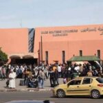 أشخاص يتجولون في محطة نقل عمومي كبيرة