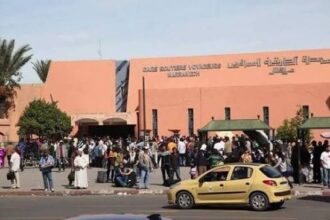 أشخاص يتجولون في محطة نقل عمومي كبيرة