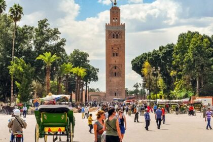 مركبة تجرها الخيول تتجول في شارع بمراكش