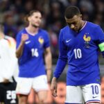 مبابي يرتدي قميص منتخب فرنسا الأزرق ويقود الفريق
