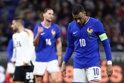 مبابي يرتدي قميص منتخب فرنسا الأزرق ويقود الفريق