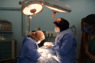 أطباء يجرون عملية جراحية