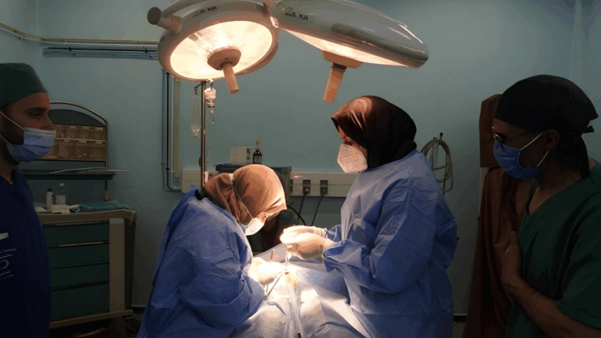 أطباء يجرون عملية جراحية