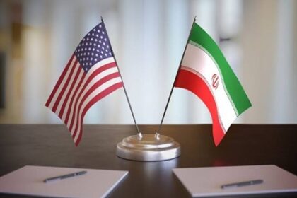 طاولة اجتماعات مع أعلام ووثائق وأقلام رصاص.