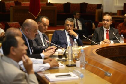 لقطة لمجموعة من الرجال ببدلات رسمية خلال اجتماع عمل
