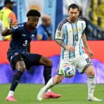 ليونيل ميسي لاعب الأرجنتين يحتفل بهدف