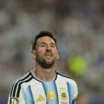 ليونيل ميسي يرتدي قميص الأرجنتين ويركز على المباراة.