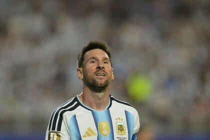 ليونيل ميسي يرتدي قميص الأرجنتين ويركز على المباراة.