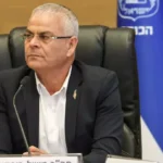 ميشيل بوسكيلا، نائب وزير الخارجية الإسرائيلي، في اجتماع رسمي.