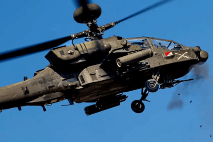مروحية عسكرية تحلق في السماء ليلاً