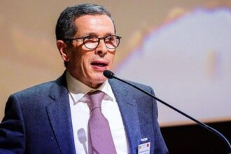 السفير محمد عامر يلقي كلمة في حفل استقبال بالخارج.