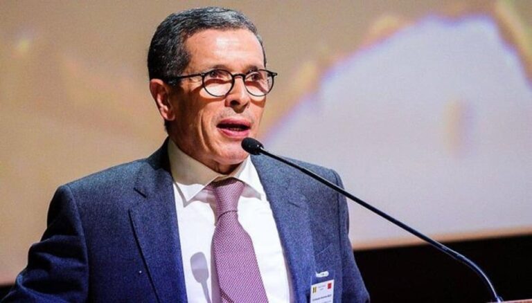 السفير محمد عامر يلقي كلمة في حفل استقبال بالخارج.