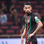 محمد حريمات لاعب كرة قدم مغربي يرتدي قميصًا أحمر.