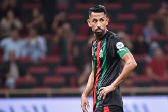 محمد حريمات لاعب كرة قدم مغربي يرتدي قميصًا أحمر.