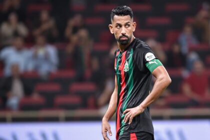 محمد حريمات لاعب كرة قدم مغربي يرتدي قميصًا أحمر.