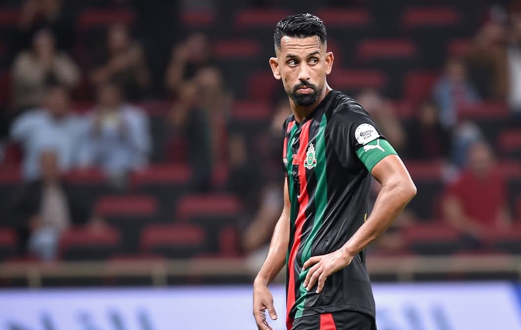 محمد حريمات لاعب كرة قدم مغربي يرتدي قميصًا أحمر.
