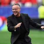 المدرب محمد وهبي يحتفل بهدف مع فريقه في الملعب