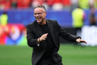المدرب محمد وهبي يحتفل بهدف مع فريقه في الملعب