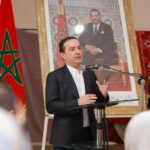 محمد شوكي يتحدث أمام منصة في ندوة