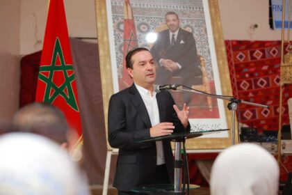 محمد شوكي يتحدث أمام منصة في ندوة