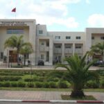 مبنى حديث يتكون من عدة طوابق