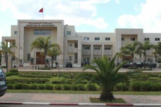 مبنى حديث يتكون من عدة طوابق