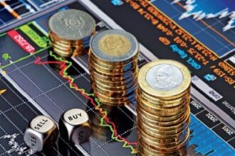 أوراق نقدية ودولار وقطع معدنية مع رسم بياني