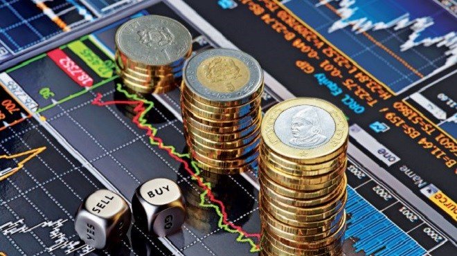 أوراق نقدية ودولار وقطع معدنية مع رسم بياني
