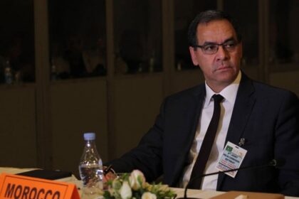 سفير مغربي يتحدث في اجتماع دولي