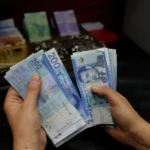 أوراق بنكية مغربية باللون الأبيض والأصفر والبرتقالي