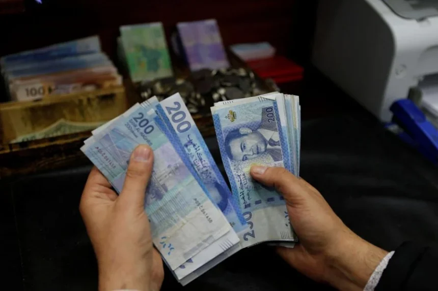 أوراق بنكية مغربية باللون الأبيض والأصفر والبرتقالي