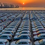 سيارات جديدة جاهزة للتصدير في ميناء بالمغرب.