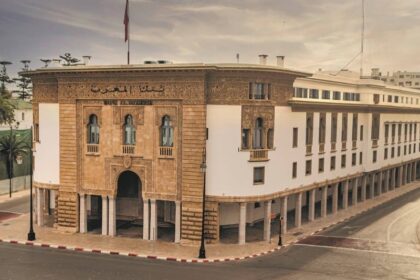 أوراق نقدية من فئات مختلفة مع قلم ودفتر.