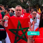 ثلاث نساء مغربيات يرتدين قفاطين ويقفن أمام ميكروفون
