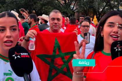 ثلاث نساء مغربيات يرتدين قفاطين ويقفن أمام ميكروفون