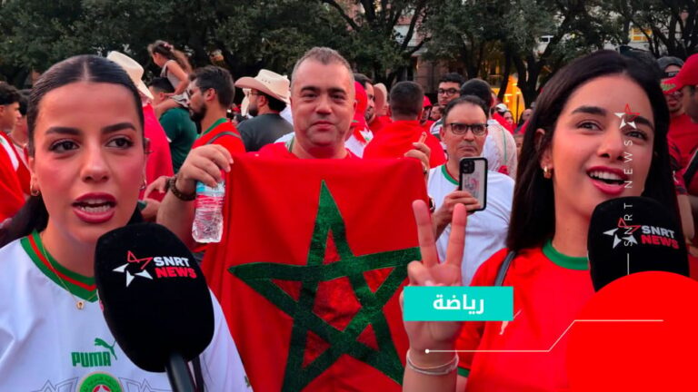 ثلاث نساء مغربيات يرتدين قفاطين ويقفن أمام ميكروفون