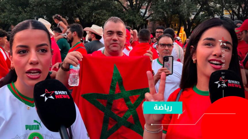 ثلاث نساء مغربيات يرتدين قفاطين ويقفن أمام ميكروفون