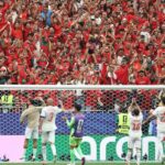 مشجعون مغاربة يحملون الأعلام في ملعب رياضي