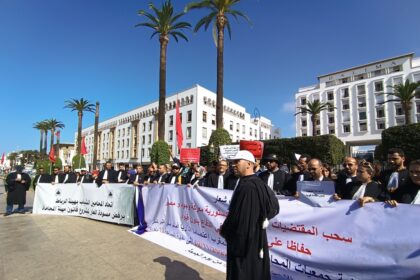 محامون مغاربة يحتجون أمام البرلمان بالرباط.