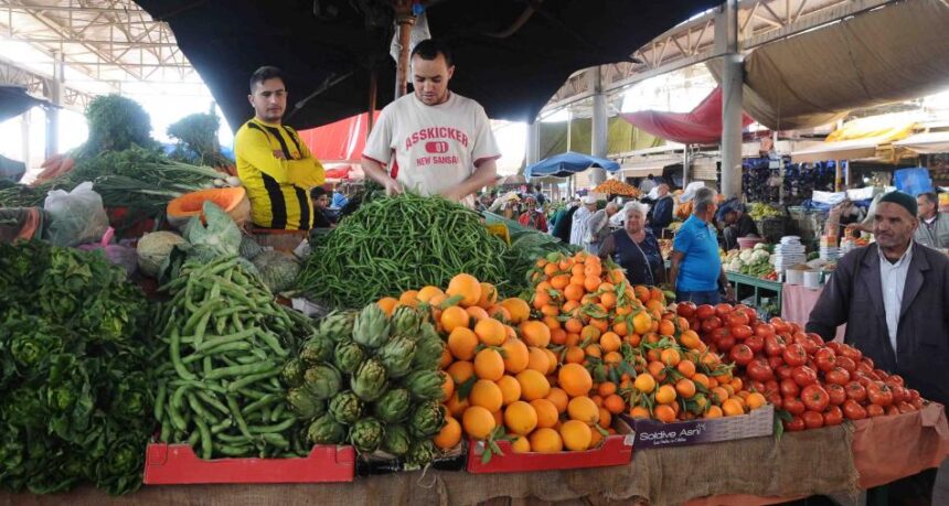 سوق مغربي للخضروات والفواكه مع رجلين