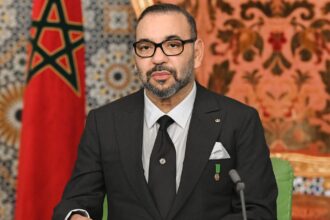 وزير الاتصال المغربي هشام أفتيسا يلتقط صورة