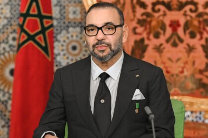 وزير الاتصال المغربي هشام أفتيسا يلتقط صورة