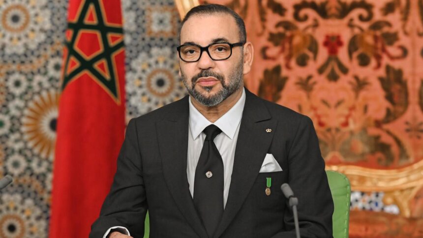 وزير الاتصال المغربي هشام أفتيسا يلتقط صورة