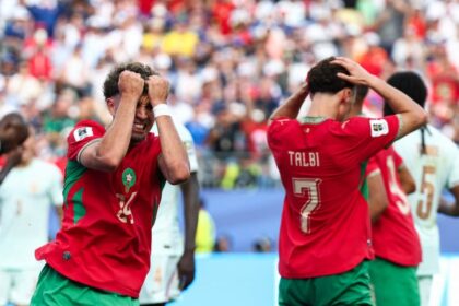 لاعب كرة قدم مغربي حزين في المقدمة.