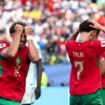 لاعب كرة قدم مغربي حزين في المقدمة.