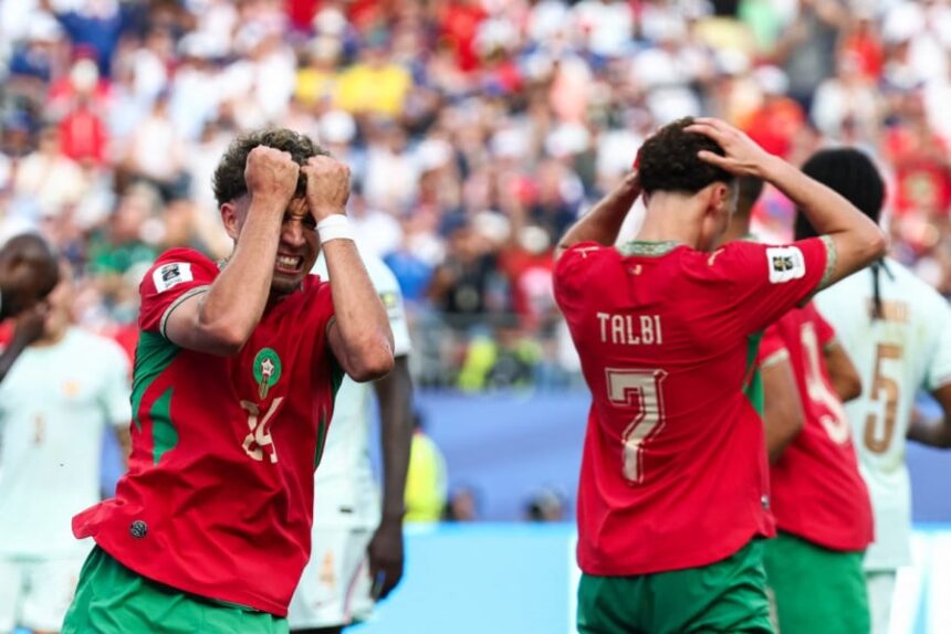 لاعب كرة قدم مغربي حزين في المقدمة.
