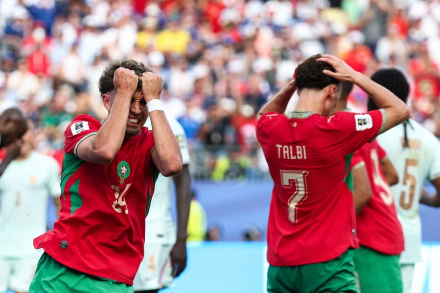 لاعب كرة قدم مغربي حزين في المقدمة.