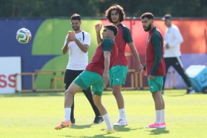 لاعب كرة قدم مغربي يتدرب بزي أحمر وأخضر