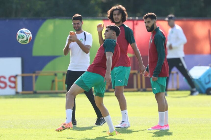 لاعب كرة قدم مغربي يتدرب بزي أحمر وأخضر
