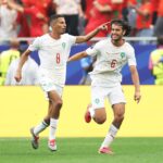 لاعبان مغربيان يحتفلان بتسجيل هدف في كأس العالم.